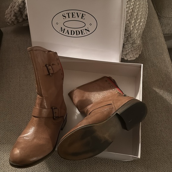 Steve Madden short leather flat boot
Size 10 Cognac color w/ back red zip - Picture 2 of 3